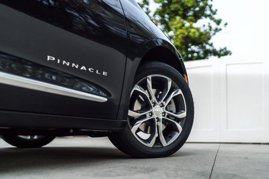 Колеса Chrysler Pacifica Pinnacle AWD (RU) 2020 года  (фото 16 из 82)